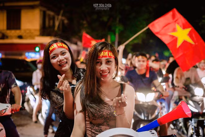 Hòa mình vào dòng người cùng hướng về trung tâm thành phố, chàng nhiếp ảnh gia trẻ Huy Sữa Chua đã bắt gặp rất nhiều "hot girl" ra đường ăn mừng chiến thắng của các cầu thủ Olympic Việt Nam và anh chàng này cũng nhanh tay ghi lại được những khoảnh khắc cực tươi vui của họ.