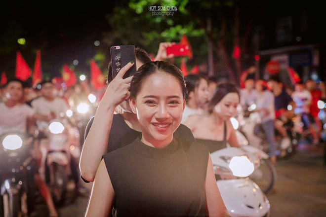 Dù không có sắc đỏ trên người những bạn nữ này vẫn vô cùng xinh đẹp và quyến rũ.