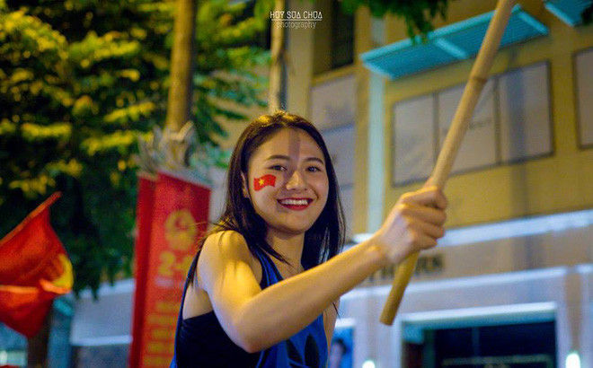 Mỗi trận thắng của Olympic Việt Nam tại Asiad 2018 câu chuyện "bão đêm" là chủ đề được nhiều người nhắc tới. Cũng chính trong những cuộc vui, ăn mừng chiến thắng này, rất nhiều bóng hồng đã được cánh "photographer" ghi lại, trong đó có bộ ảnh của anh chàng có nickname Huy Sữa Chua rất được chú ý.