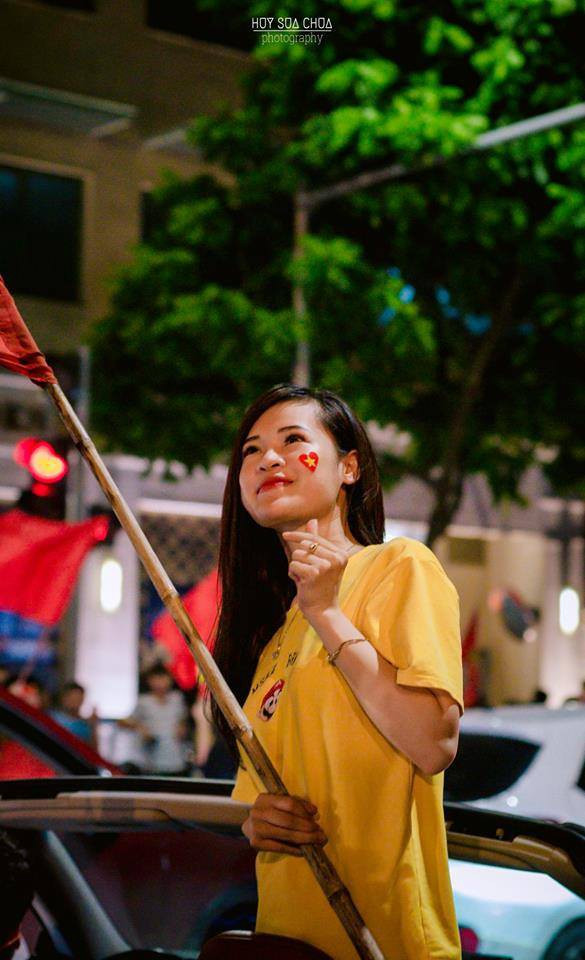 Mỗi khi xác định được ống kính đang hướng về mình, như một bản năng các bạn nữ xinh đẹp nhanh chóng tạo dáng để cho nhiếp ảnh gia thoải mái sáng tác.