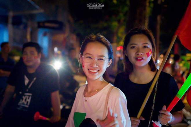 Các bạn nữ này dù không biết họ có phải fan thực sự của các chàng trai đội tuyển Olympic Việt Nam hay không nhưng vì niềm tự tôn dân tộc họ đã ra đường để ăn mừng.
