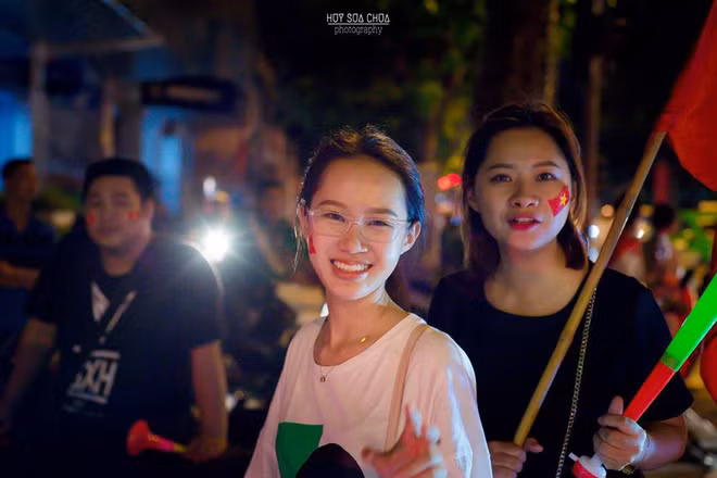 Các bạn nữ này dù không biết họ có phải fan thực sự của các chàng trai đội tuyển Olympic Việt Nam hay không nhưng vì niềm tự tôn dân tộc họ đã ra đường để ăn mừng.