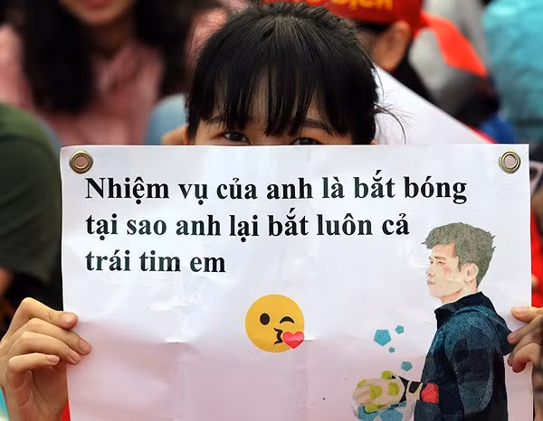 Còn với "soái ca" Bùi Tiến Dũng, nhiều CĐV dành tình cảm đặc biệt cho thủ môn này và họ chế thành: "Nhiệm vụ của anh là bắt bóng, tại sao anh lại bắt luôn cả trái tim em".