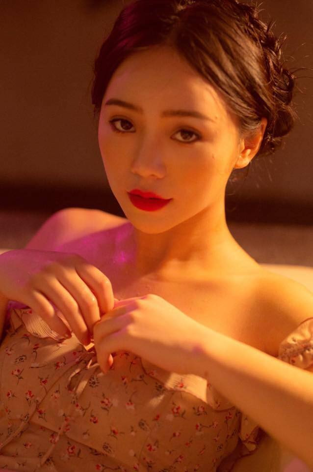 Mới đây Quỳnh Kool vừa tung ra bộ ảnh thực hiện trong bồn tắm mang đến vẻ đẹp quyến rũ và đặc biệt có chút "ướt át" khiến dân mạng bị say đắm.