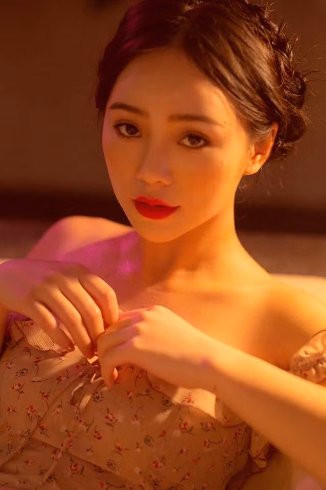 Mới đây Quỳnh Kool vừa tung ra bộ ảnh thực hiện trong bồn tắm mang đến vẻ đẹp quyến rũ và đặc biệt có chút "ướt át" khiến dân mạng bị say đắm.