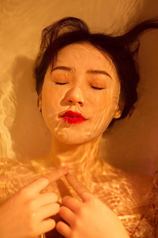 Từng được mệnh danh là hotgirl đóng phim nhưng Quỳnh Kool đang nỗ lực để được công nhận là diễn viên thực thụ qua các vai diễn đa dạng và trong đó có cả những bộ ảnh "dẫn đường" với đủ màu sắc của mình.