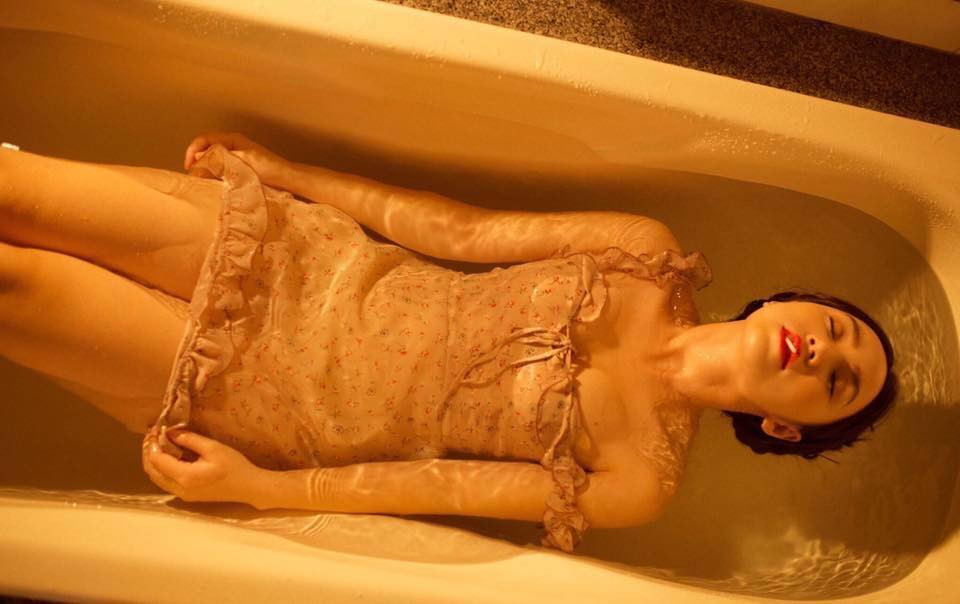 Khác hẳn với vẻ quê mùa xấu xí trên phim khi thường xuyên xuất hiện trong những bộ trang phục rộng thùng thình và lỗi mốt, Quỳnh Kool ngoài đời vô cùng quyến rũ và thời trang.