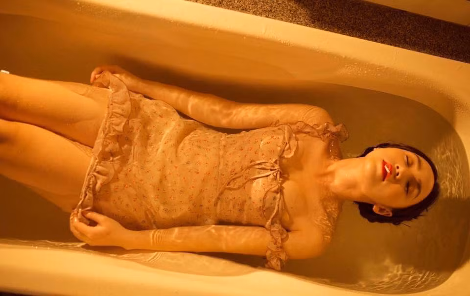 Khác hẳn với vẻ quê mùa xấu xí trên phim khi thường xuyên xuất hiện trong những bộ trang phục rộng thùng thình và lỗi mốt, Quỳnh Kool ngoài đời vô cùng quyến rũ và thời trang.