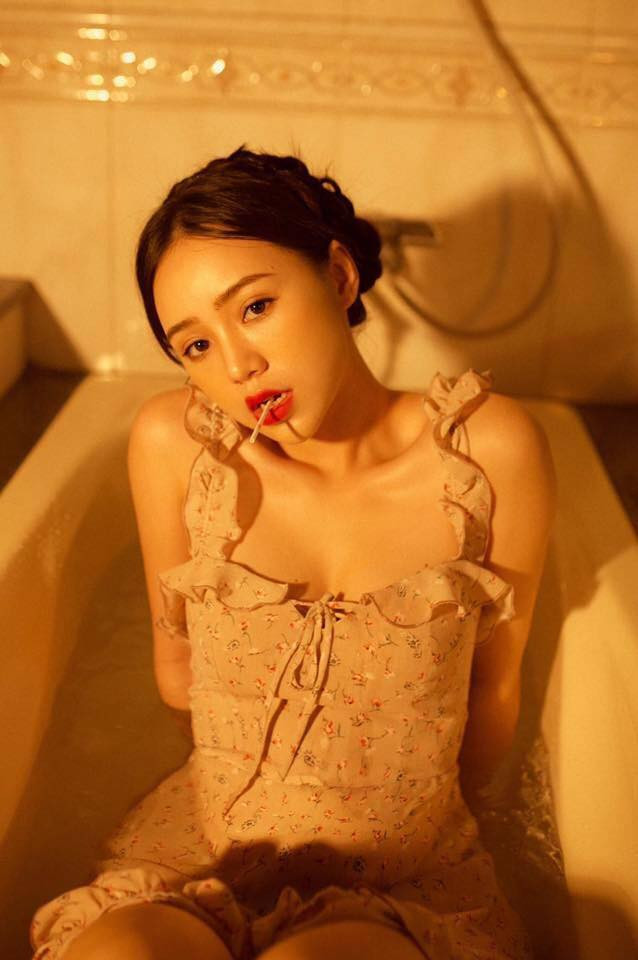 Dù chỉ mặc một chiếc váy hoa đơn giản và không để lộ bất cứ phần nhạy cảm nào nhưng loạt ảnh mới vẫn toát lên vẻ sexy và sự tươi trẻ của Quỳnh Kool.