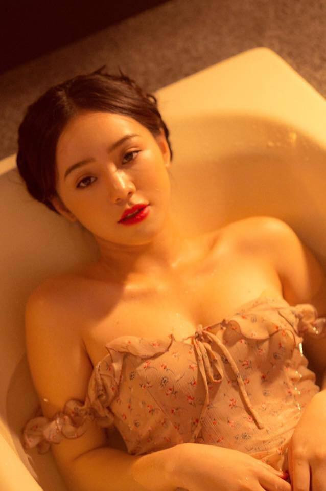 Dù trang phục đơn giản nhưng cách diễn và đặc biệt thân hình nóng bỏng từng centimet của Quỳnh Kool đã làm nên thành công cho bộ ảnh.