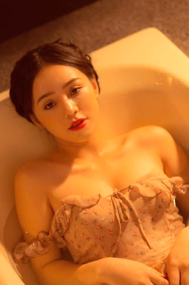 Dù trang phục đơn giản nhưng cách diễn và đặc biệt thân hình nóng bỏng từng centimet của Quỳnh Kool đã làm nên thành công cho bộ ảnh.