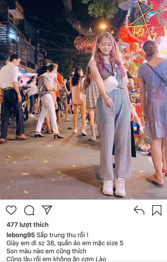 Xuất hiện trong bức ảnh check-in tại đại nhạc hội điện tử ở hồ Tây, cô gái xinh đẹp gây ấn tượng bằng gương mặt ưa nhìn, dáng người cao ráo và đặc biệt là những đường cong khá quyến rũ.