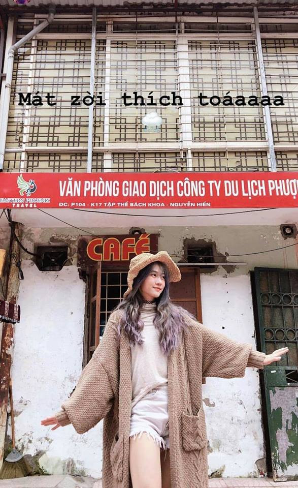 Bên cạnh đó, cô bạn 9X cũng có khá nhiều những bức ảnh trong style thời trang nữ tính và yểu điệu.