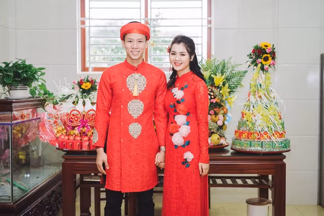Đầu năm nay, trung vệ đội tuyển Việt Nam - Quế Ngọc Hải chính thức về chung một nhà với bạn gái Dương Thị Thùy Phương. Cuộc hôn nhân của đôi trai tài gái sắc được không ít người ngưỡng mộ.