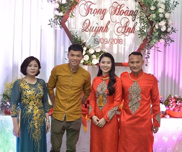 Được sự cho phép của HLV Park Hang-seo, cầu thủ Nguyễn Trọng Hoàng trong thời gian tập huấn cùng đội tuyển Việt Nam tại Hàn Quốc đã về nước sớm hơn kế hoạch để tổ chức đám cưới vào ngày 25/10 vừa qua.