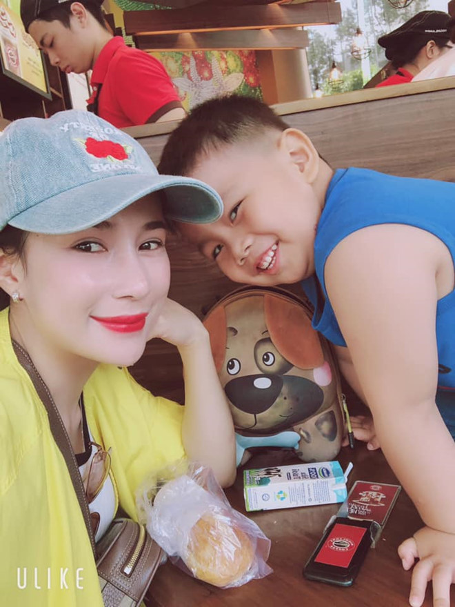 Vợ của thủ môn Tuấn Mạnh là Ánh Tuyết - cô gái có vẻ ngoài ưa nhìn. Cả hai kết hôn sau hơn 3 năm tìm hiểu.