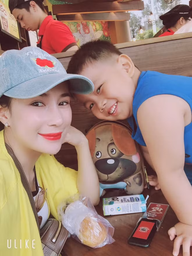 Vợ của thủ môn Tuấn Mạnh là Ánh Tuyết - cô gái có vẻ ngoài ưa nhìn. Cả hai kết hôn sau hơn 3 năm tìm hiểu.