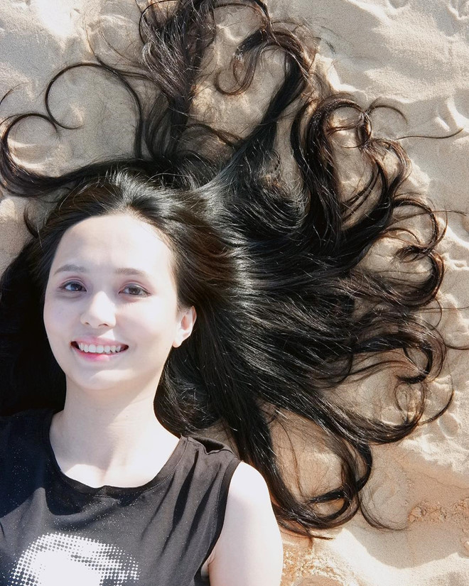 Bà xã của đội trưởng đội tuyển Việt Nam tại AFF Suzuki Cup 2018 là Huyền Mi. Phu nhân của Văn Quyết là ái nữ của chủ tịch CLB Sài Gòn FC tiền thân của CLB Hà Nội B.