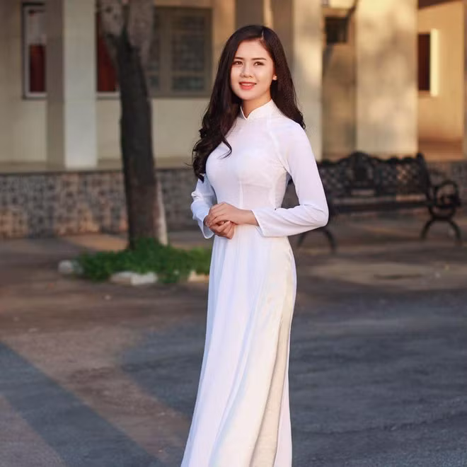 Thủy Phương từng là hoa khôi của ĐH Vinh. Cô gái 23 tuổi sở hữu gương mặt thanh tú với nét đẹp hiền hậu.