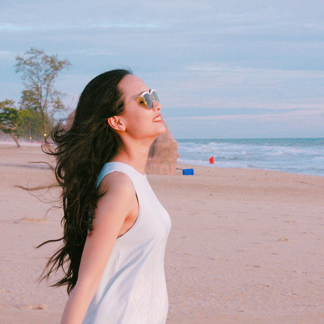 Huyền Mi và Văn Quyết kết hôn năm 2015 và đã có một cậu con trai kháu khỉnh. Không chỉ sở hữu vẻ ngoài xinh đẹp, vợ Văn Quyết còn có công việc kinh doanh thời trang khá thành công. Bà mẹ một con gây ấn tượng với nhan sắc ngày càng mặn mà, quyến rũ.