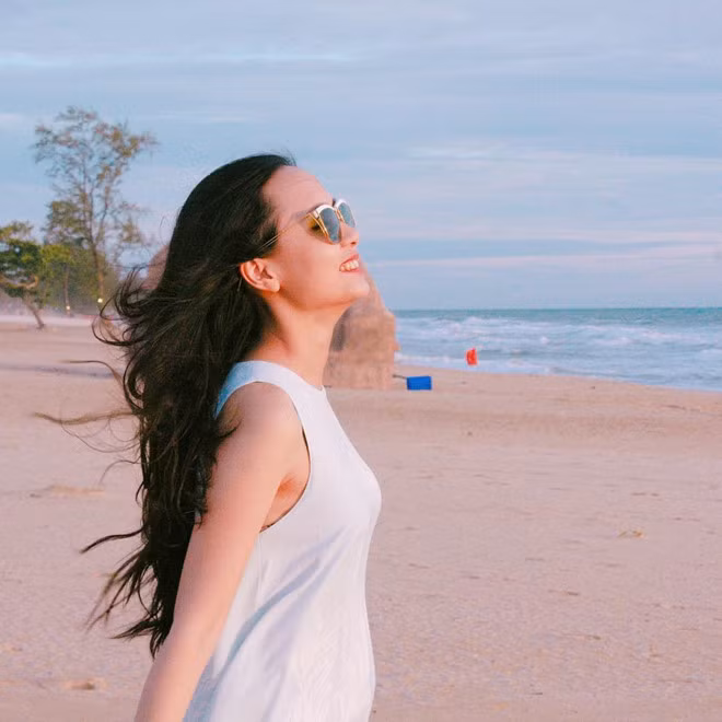 Huyền Mi và Văn Quyết kết hôn năm 2015 và đã có một cậu con trai kháu khỉnh. Không chỉ sở hữu vẻ ngoài xinh đẹp, vợ Văn Quyết còn có công việc kinh doanh thời trang khá thành công. Bà mẹ một con gây ấn tượng với nhan sắc ngày càng mặn mà, quyến rũ.