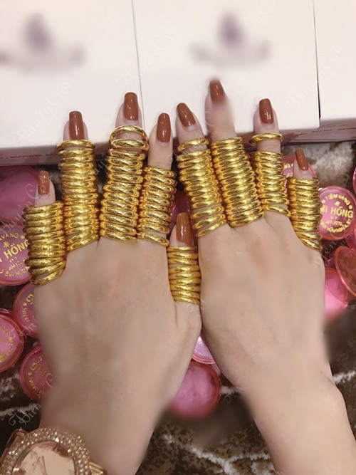 Dân mạng đặt ra câu hỏi hoài nghi cho NH về số tiền mới cứng này "như vừa được rút từ ngân hàng" nhưng đa phần là tin và ngưỡng mộ cô gái trẻ vì có tài kinh doanh nên kiếm được nhiều tiền như vậy là chuyện quá đỗi bình thường.