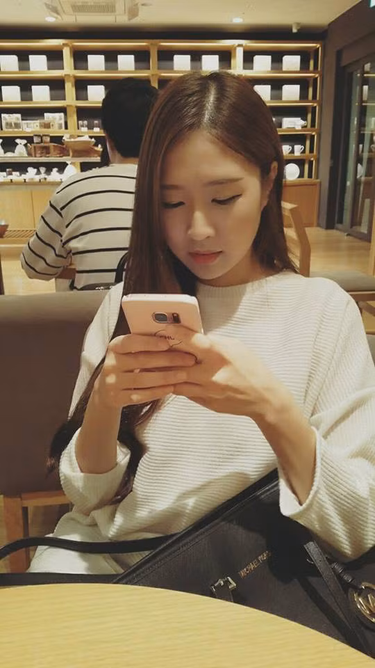 Jin Ju sở hữu một kênh YouTube riêng với những video cover những ca khúc nổi tiếng và nhận được rất nhiều tình cảm từ người hâm mộ Việt. Chất giọng trong trẻo, sâu lắng, đầy cảm xúc, khuôn mặt tươi tắn, nụ cười dịu dàng của cô nữ sinh gốc Hàn đã lay động trái tim người xem.