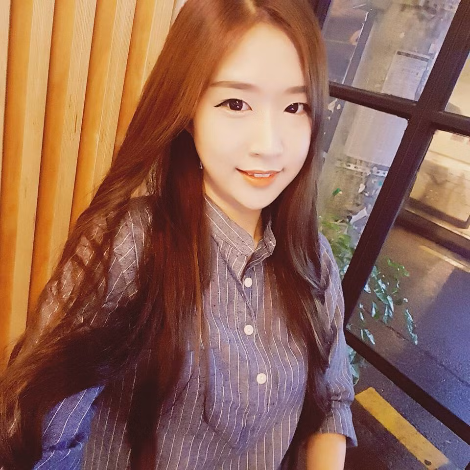 Mặc dù chỉ sang Việt Nam được ít ngày những trên trang cá nhân của mình, Shin Jin Ju tỏ ra khá vui vẻ khi được quay lại đất nước mình yêu mến và đi thăm lại những nơi xưa mình từng ở.