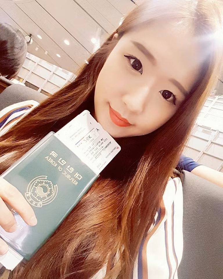 Trong đoạn clip giới thiệu về mình, Jin Ju chia sẻ rằng cô thích quan điểm "tình yêu thì không có lý do" và đó cũng giống như tình cảm mà cô dành cho Đất nước và văn hóa cũng như con người Việt Nam.