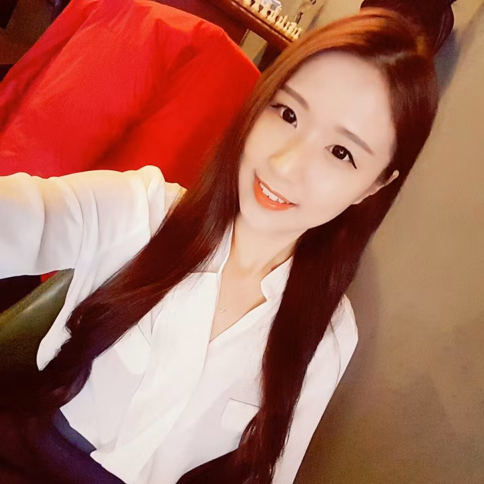 Không chỉ đốn tim dân mạng bằng giọng hát tiếng Việt cực ấm áp, Jin Ju còn sở hữu vẻ ngoài xinh đẹp và hồn nhiên trong những clip cover của mình.