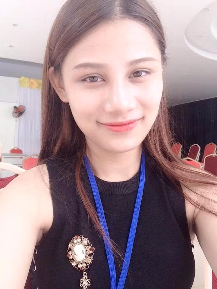 Cô nàng sở hữu gương mặt lai Hương Giang có tên đầy đủ là Phạm Hương Giang sinh năm 2000 hiện là học sinh trường THPT Cẩm Phả - Quảng Ninh.