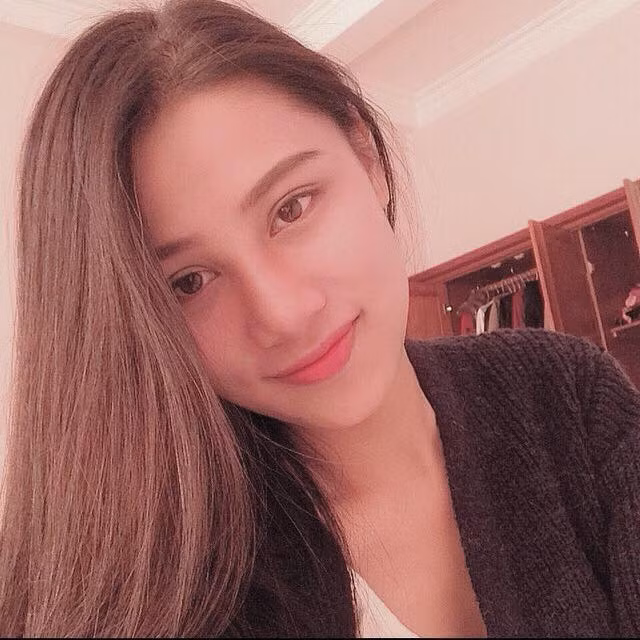 Sở hữu vẻ đẹp khuôn mặt với ngũ quan sắc xảo và tinh tế trong từng đường nét, khi mới xuất hiện trên các fanpage ở Facebook, Hương Giang bị nhiều người tưởng nhầm là một bông hồng lai Tây nào đó. Nhưng sau khi tìm hiểu nhiều người mới vỡ ra rằng, cô bạn này là người Việt 100%.