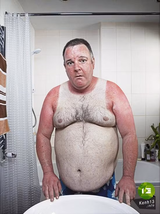 Với chiếc áo ba lỗ màu da người loại mới nhất hiện nay, người đàn ông này có thể tự tin dạo phố mà không sợ bị gièm pha.