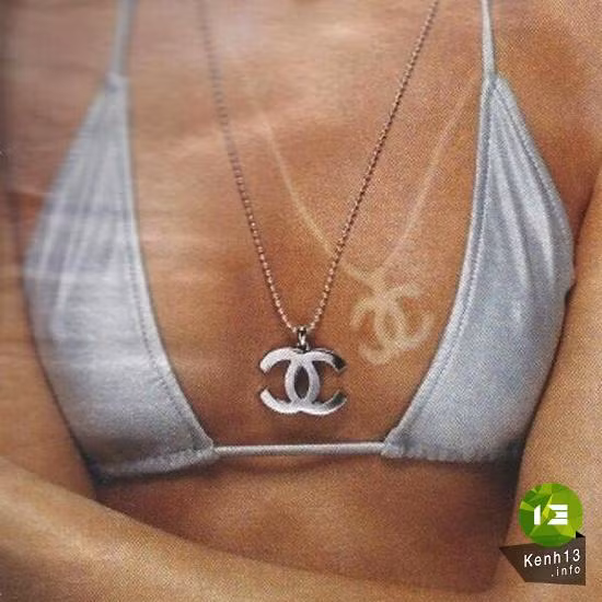 Quý cô sành điệu và chiếc vòng cổ Chanel tàng hình đây là sản phẩm của việc không chống nắng.