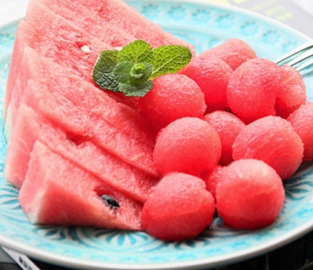 Bạn dùng thoa hỗn hợp lên khuôn mặt bạn trong 15 phút và rửa lại với nước ấm.