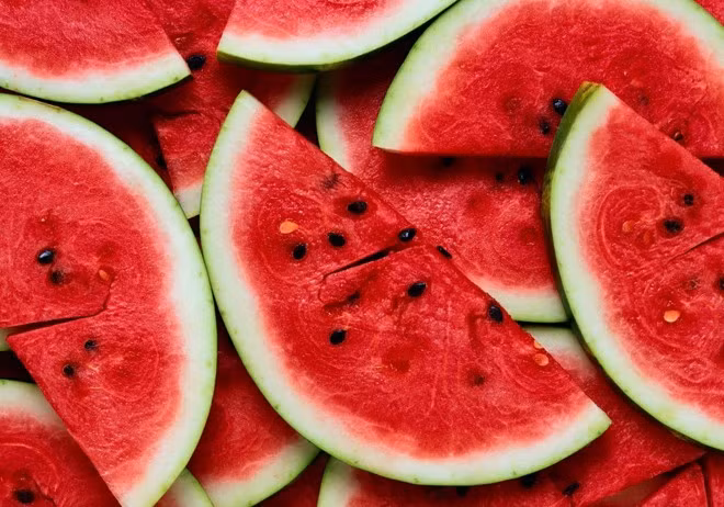 Dưa hấu tươi nghiền nát, lấy nước bôi nhiều lần trong ngày chữa những vết nẻ trên môi và những nốt mẩn đỏ ở da.