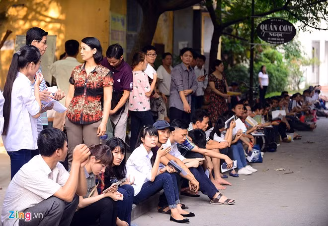 Trong khi con thi, phụ huynh kiên nhẫn đợi ngoài sân trường, trong điều kiện trời nắng nóng khắc nghiệt.