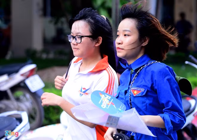 Trong sáng nay, nhiều em đi thi quên mang chứng minh thư nên đến muộn, đã được lực lượng tình nguyện nhiệt tình giúp đỡ.