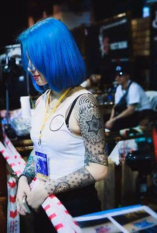 Điều khiến nữ thợ xăm Quế Chi thu hút ánh mắt mọi người không chỉ bởi những hình xăm độc đáo trên cơ thể của cô mà còn là sự xinh đẹp từ khuôn mặt và ngoại hình.