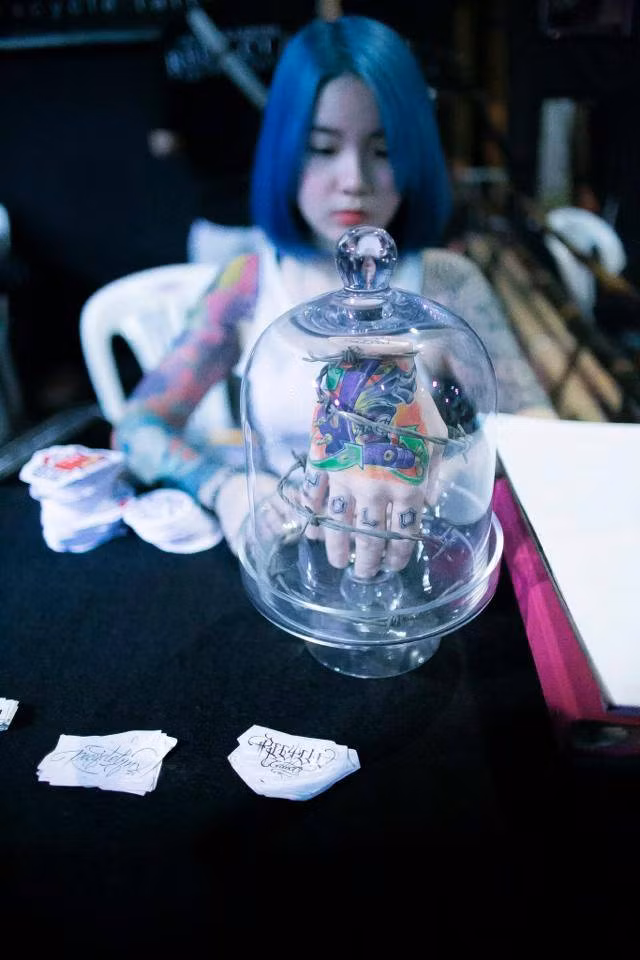 Theo tìm hiểu của cư dân mạng, nữ thợ xăm 9X xinh đẹp nói trên có tên Nguyễn Quế Chi (nickname Chi Bi). Cô nàng quê Mỹ Tho này hiện đang sinh sống và làm việc tại TP HCM.