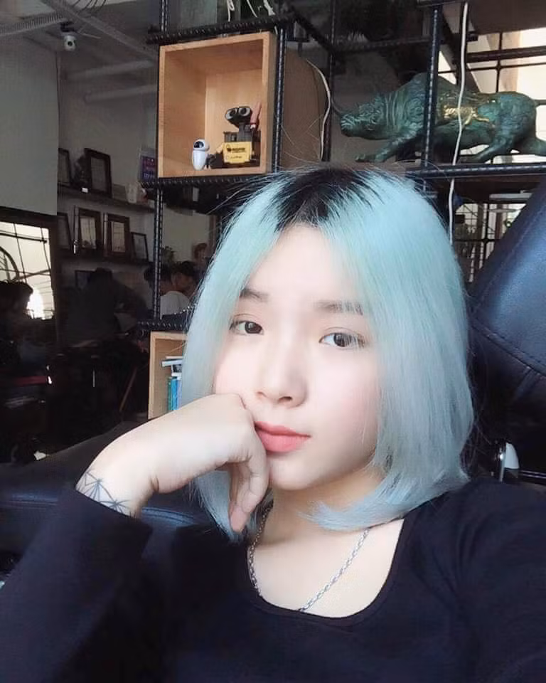 Sau 3 năm sở hữu hình xăm đầu tiên, đến nay trên cơ thể của cô gái quê Mỹ Tho đã có vô vàn những hình xăm cá tính và độc đáo. Đặc biệt là ở hai cánh tay, nơi mà nhiều bạn bè, đồng nghiệp hay trêu Quế Chi rằng "không còn đất để xăm nữa".