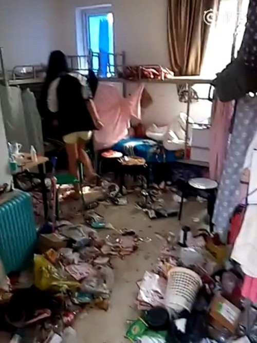 Nếu không nói đây là phòng ký túc, nhiều người hẳn đã cho rằng căn phòng là nơi tập kết rác thải. Sau khi loạt ảnh này được chia sẻ trên mạng xã hội, nó đã nổ ra một cuộc tranh luận nảy lửa.
