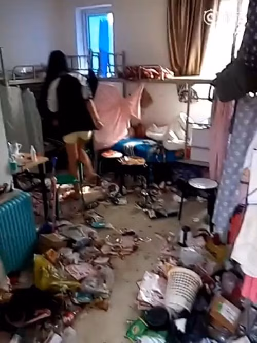Nếu không nói đây là phòng ký túc, nhiều người hẳn đã cho rằng căn phòng là nơi tập kết rác thải. Sau khi loạt ảnh này được chia sẻ trên mạng xã hội, nó đã nổ ra một cuộc tranh luận nảy lửa.