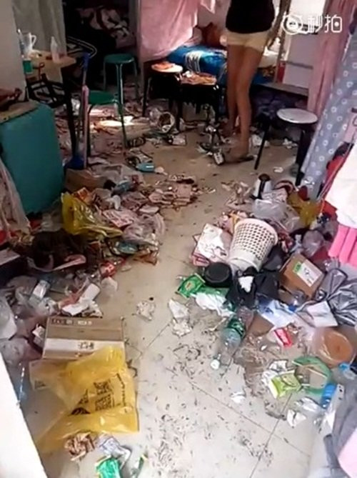 Đặc biệt, chuyện ở bẩn của giới trẻ thời gian qua lại được nhắc lại khi mạng xã hội dậy sóng với loạt hình ảnh chụp tại phòng ký túc xá nữ của một trường đại học ở Trung Quốc.
