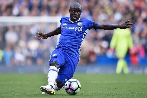 N’Golo Kante là một trong những người chạy khắp mọi vị trí trên sân của Chelsea, anh là một trong những bền bỉ mỗi khi được xuất hiện trong sân chính thức. Ảnh: Chelseafc.