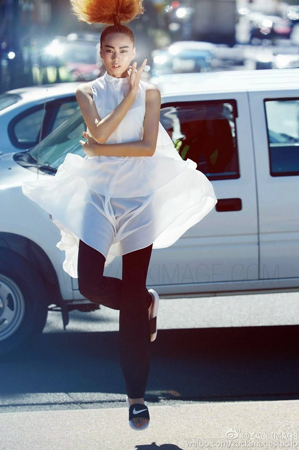 Với chiều cao lý tưởng, tỷ lệ cơ thể tuyệt vời nên ngay khi tham gia, Lei đã thu hút sự chú ý của ban giám khảo và cô được sự quan tâm rất lớn từ cộng đồng mạng. Nhận thấy tiềm năng của cô, một công ty đào tạo người mẫu đã ngay lập tức kí hợp đồng với Lei ngay sau khi kết thúc cuộc thi.