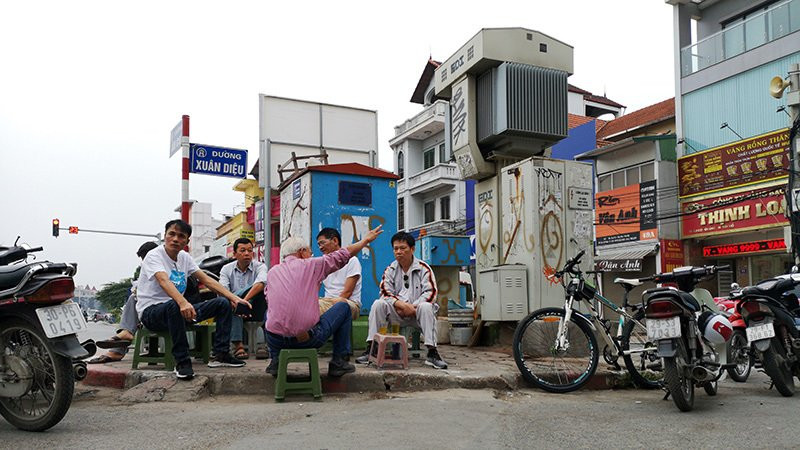 Hệ thống tủ điện tại ngã 3 đường Âu Cơ - Xuân Diệu được trang trí một phần bằng tranh vẽ nay đã cũ mờ với một quán nước chè ngay cạnh.