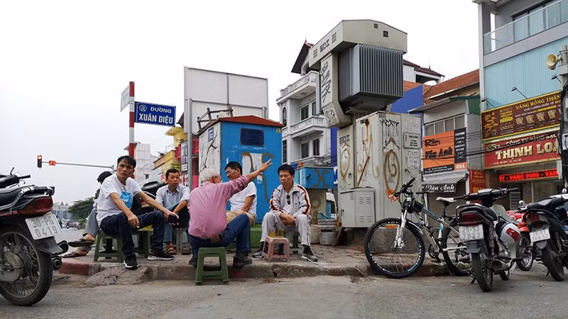 Hệ thống tủ điện tại ngã 3 đường Âu Cơ - Xuân Diệu được trang trí một phần bằng tranh vẽ nay đã cũ mờ với một quán nước chè ngay cạnh.