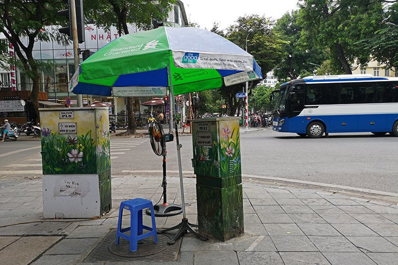 Nơi ngồi trực hàng ngày của nhân viên bảo vệ một nhà hàng tại ngã tư phố Lý Thường Kiệt - Phan Chu Trinh ngay sát 2 chiếc tủ điện được vẽ bích họa hoa lá bắt mắt. Tuy nhiên không còn dòng chữ cảnh báo nguy hiểm trên 2 tủ điện này.