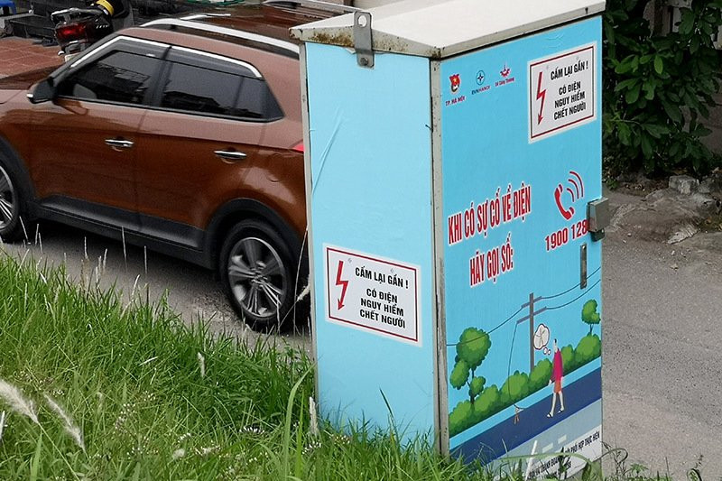 Một kiểu trang trí vừa hữu dụng, bắt mắt nhưng vẫn nổi bật cảnh báo nguy hiểm trên đường Âu Cơ.